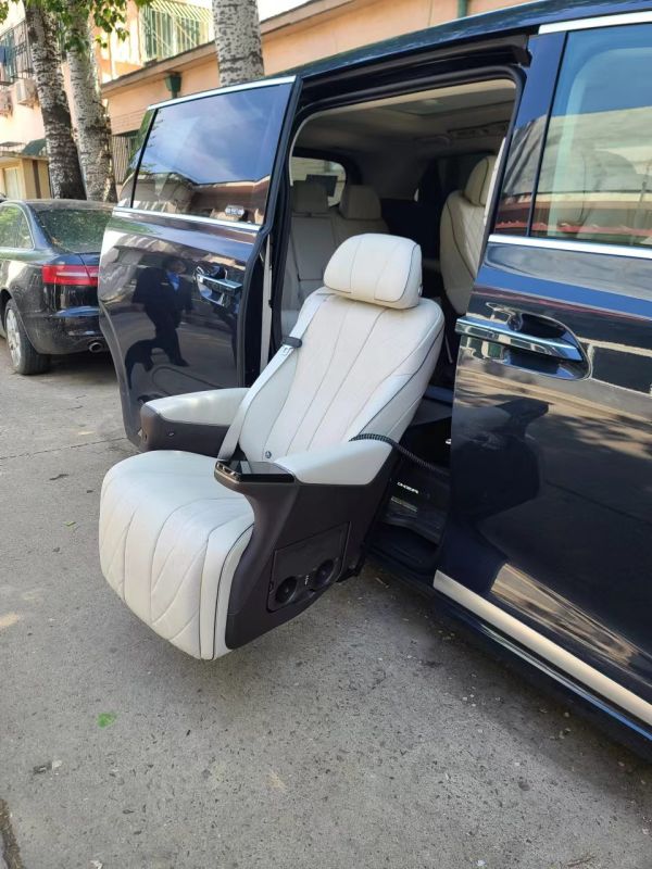 電動(dòng)旋轉(zhuǎn)升降福祉座椅（ SUV+商務(wù)車） 騰勢(shì)D9-