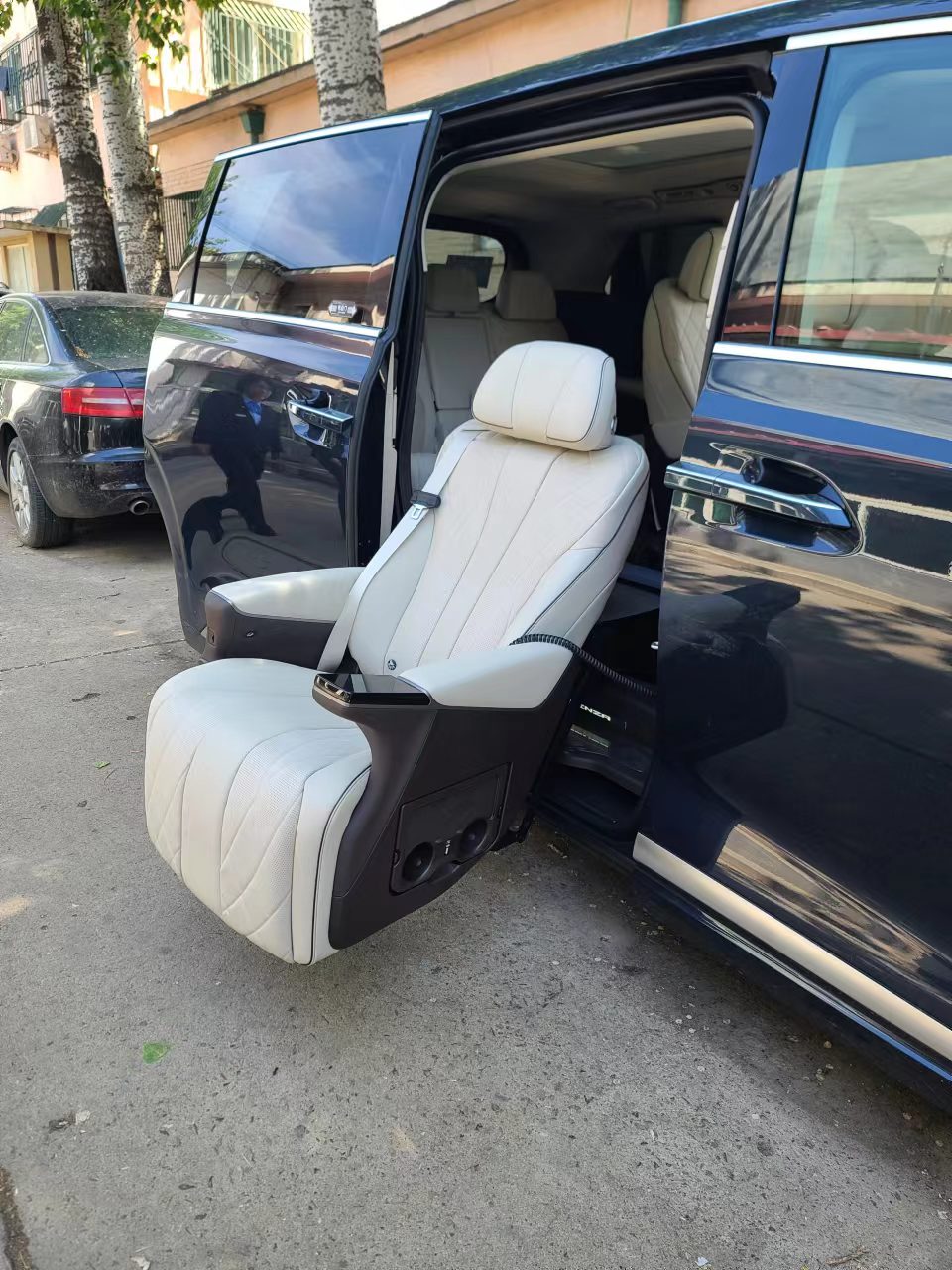 電動(dòng)旋轉(zhuǎn)升降福祉座椅（ SUV+商務(wù)車） 騰勢(shì)D9