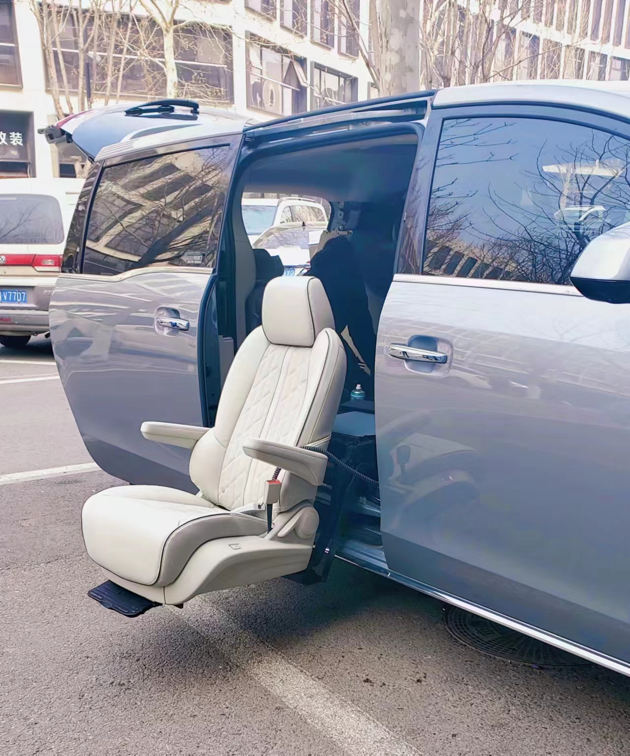 電動(dòng)旋轉(zhuǎn)升降福祉座椅（ SUV+商務(wù)車） 別克652 653